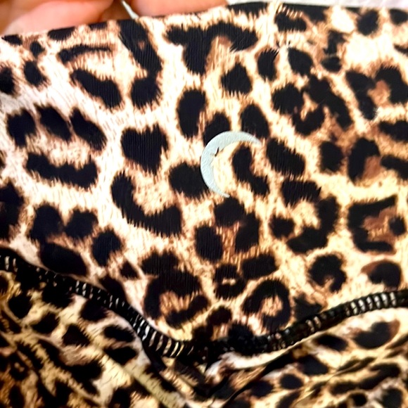 Zyia Leopard Scrunch Butt Leggings - Picture 1 of 5